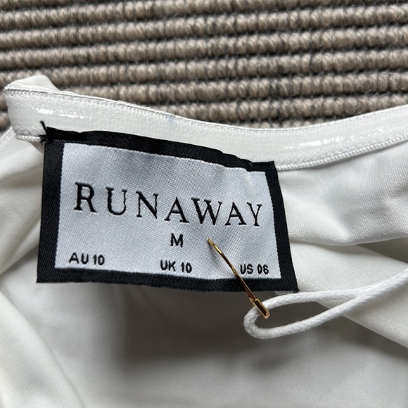 SATARI STRAPLESS TOP - WHITE by Runway. Size medium - Picture 6 of 10